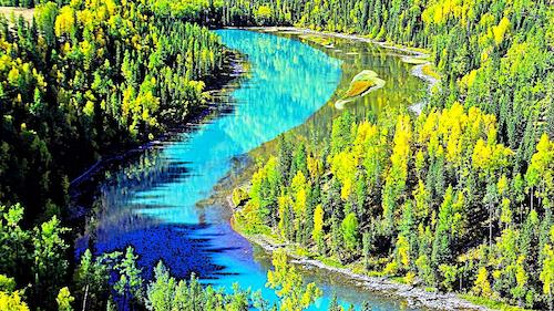 新疆喀納斯風景區被譽為「人間仙境」，不僅有雪山、草原、森林、湖泊、牛羊、馬群，還有神秘的喀納斯湖，湖怪傳說更添神秘想像，隨著不同氣候，幻化出各種色彩的湖水，魅惑眼眸。