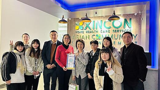 紐約新康家護與實習機構執行長Emmi (第二排右四) 與元培醫管系學生合照