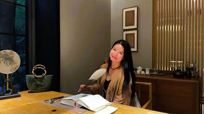 0218101 馬年春節徵文。荷蘭李賢,筆名賢子,漢族。出生於廣西, 定居荷蘭。南山中國美學館創立人,曾接待過荷蘭女王Beatrix 。中國傳統插花教師