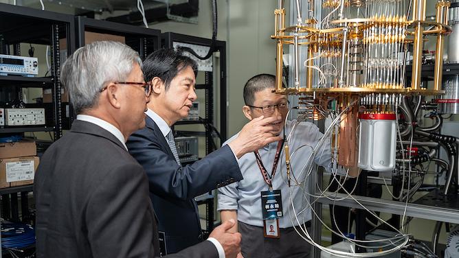 0306507 總統賴清德親訪國研院台灣半導體研究中心超導量子計算實驗室一隅